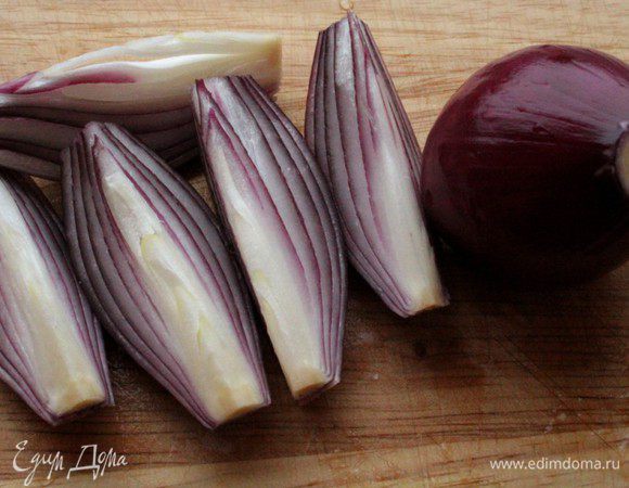 Лук почистить и нарезать сегментами.