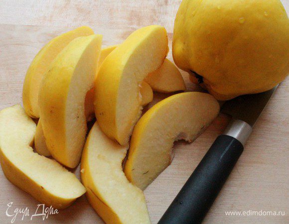 Айву нарезать вдоль на 6-8 частей, удалить семечки.