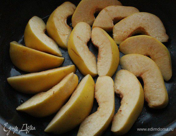 На разогретом оливковом масле обжарить дольки айвы по 2 минуты каждую сторону. Выложить в чашку.