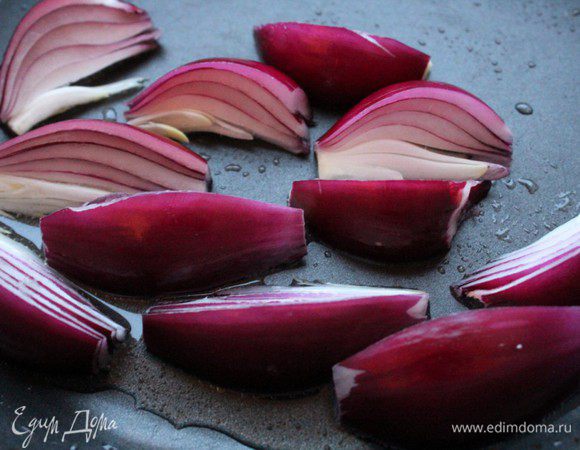 На этом же масле обжарить лук и переложить к айве. 