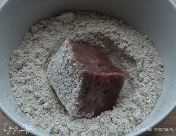 Мясо со всех сторон обвалять в муке. Муку можно брать любую, но мне больше всего нравится в соусах именно ржаная...
