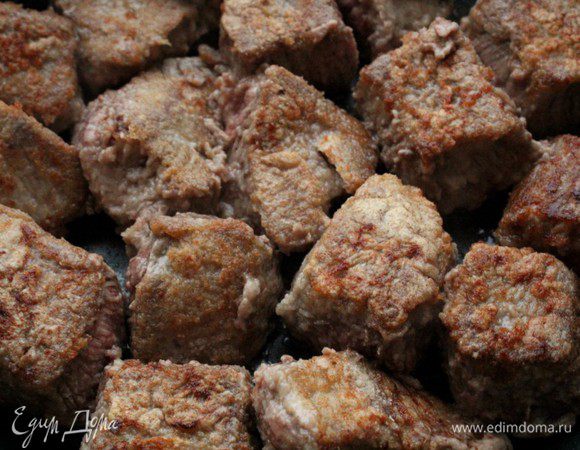Обжарить мясо на сильном огне со всех сторон до румяной корочки.