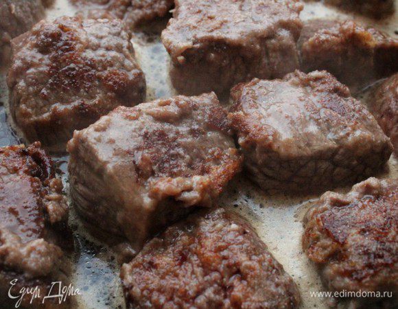 Залить мясо пивом, посолить, довести до кипения, уменьшить огонь и тушить 1,5-2 часа под крышкой. За это время пиво должно выпариться на половину, соус должен загустеть. 