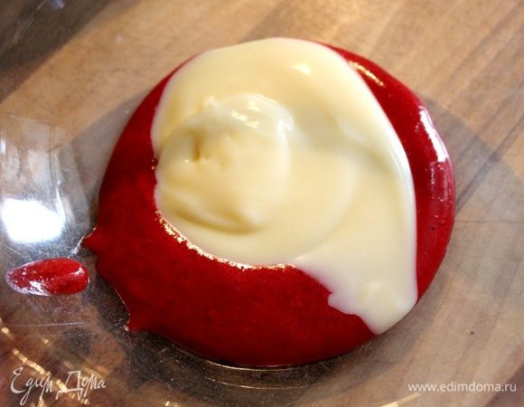 Смешать в миске по 6 ст.л. киселя (можно предварительно протереть через сито) и сгущенного молока. Для большей яркости в тесто можно добавить пищевой краситель. Без него готовые коржи имеют светло-розовый цвет. Затем эту смесь соединить с мучной крошкой.