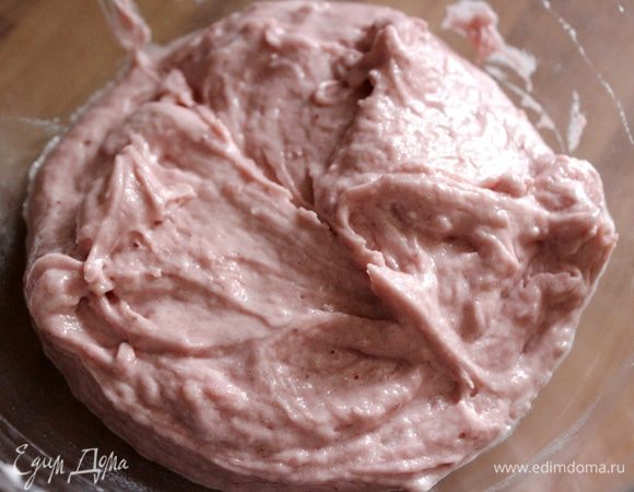 Белки (от больших яиц) с солью взбить в отдельной миске до крепких пиков. Треть белков смешать с тестом. Затем аккуратно, движениями снизу вверх, замешать остальные белки в тесто.