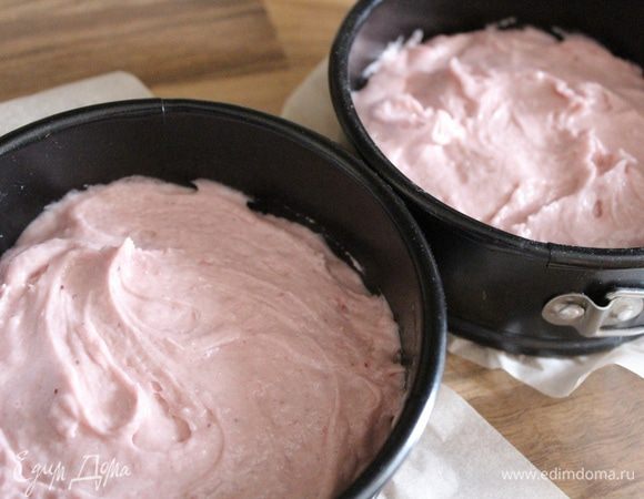 Дно двух форм диаметром 22-23 см застелить пергаментом. Тесто разделить на 2 формы. Выпекать при 180°С около 40 минут. Коржи остудить.