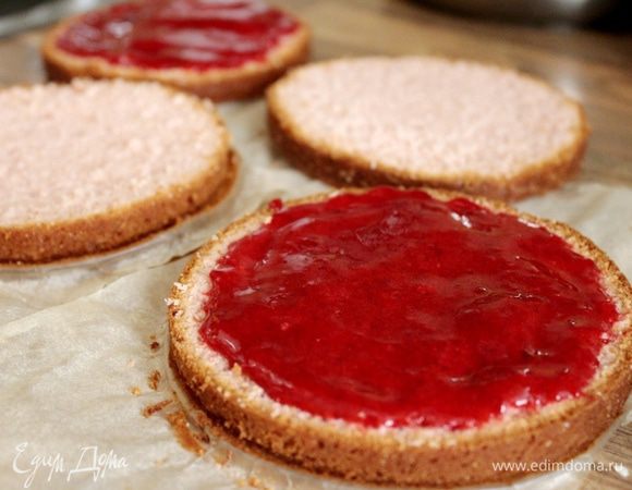 Каждый корж разделить надвое и между этими двумя слоями промазать брусничным киселём.