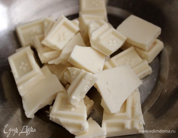 Для крема растопить белый шоколад на водяной бане и охладить.
