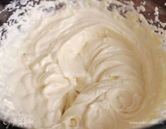 Масло комнатной температуры взбить, добавить шоколад и опять взбить. Затем добавить сливочный сыр (Маскарпоне, Филадельфия, Каймак), мёд и коньяк. Взбить крем окончательно.