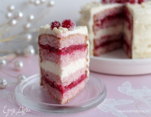 Собираем торт. Для этого на два коржа, промазанных брусникой, промазать толстым слоем крема. Сверху уложить оставшиеся коржи, промазанные брусникой. Оставшимся кремом обмазать верх и бока торта. Убрать торт в холодильник на 20 минут. Затем тыльной стороной чайной ложки нанести бороздки на бока и верх торта. Украсить шоколадными (сахарными) шариками и засахаренной брусникой. Убрать в холодильник на 30-60 минут и торт готов.
Приятного чаепития!