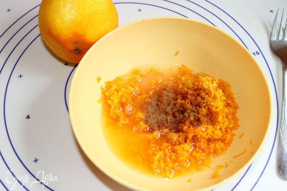 С двух апельсинов нам надо натереть цедру. Добавить к ней сок с одного апeльсина, 1,5 ложки сахара и корицу. Зернышки смешаем со сливками, 0,5 ст. сахара, медом и маслом (50 г). Поставим на огонь. Доведем до кипения и варим 5 минут всего.
