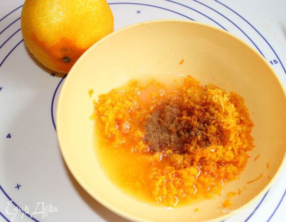 С двух апельсинов нам надо натереть цедру. Добавить к ней сок с одного апeльсина, 1,5 ложки сахара и корицу. Зернышки смешаем со сливками, 0,5 ст. сахара, медом и маслом (50 г). Поставим на огонь. Доведем до кипения и варим 5 минут всего.