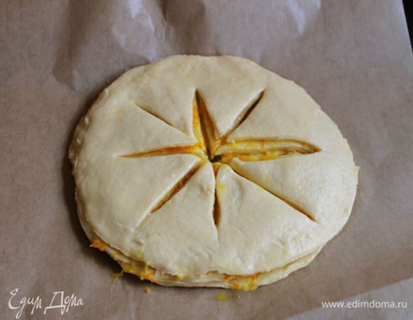 Кладем наверх еще круг и тоже смазываем его. Так делаем 3 коржа, а 4-й, верхний, не намазываем. Разрезаем на 8 частей наши коржи, не до краев.