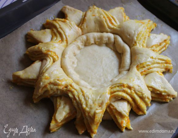 Поступаем так же с другой половинкой теста, делаем это уже на доске. Надрезаем коржи так же как и первые и переносим на лист, располагаем их так чтобы верхние были между нижними. Раскрываем его как цветок. Из остатков теста раскатаем круг большего диаметра, кладем его в середину.