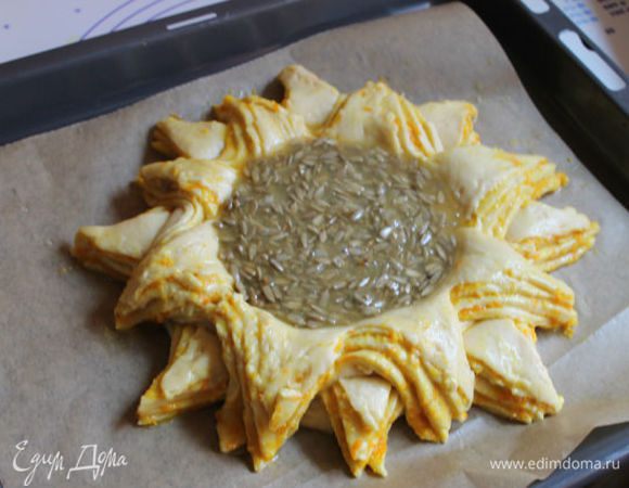Выливаем нашу начинку. Смажем яйцом наши лепестки и ставим в духовку.
Запекаем при 180°С 20 минут. 