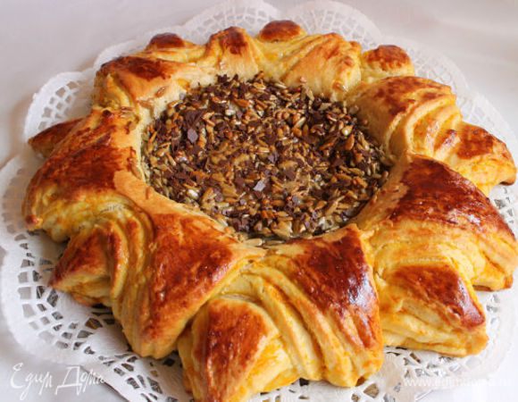 Kогда пирог остынет немного, посыпем серединку тертым шоколадом. Вот такой вкуснячий получился пирог! Угощайтесь!