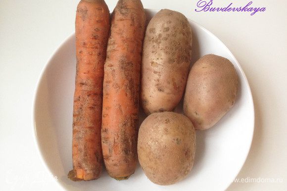 Отварить морковь и картофель и очистить от кожуры.