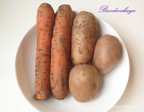 Отварить морковь и картофель и очистить от кожуры.