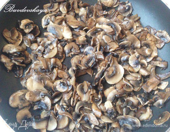 Шампиньоны вымыть, обсушить и нарезать тонкими ломтиками. Затем обжарить на растительном масле. Выложить на селедку и сделать тоненькую сеточку из майонеза.