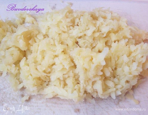Картофель натереть на крупной терке, выложить на грибы и сделать майонезную сеточку.