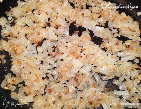 Репчатый лук помыть, почистить, мелко нарезать и обжарить в небольшом количестве растительного масла до золотистого цвета. Выложить на картофель и сделать майонезную сеточку.