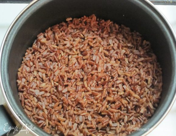 Красный рис отварить в подсоленной воде 35-40 минут под закрытой крышкой. Откинуть на сито.