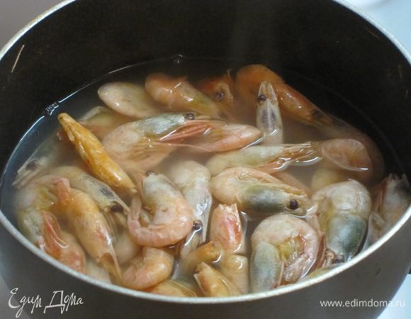 Отварить креветки в течение 3 минут.