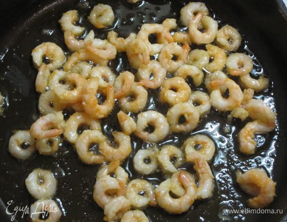 Очистить креветки, обжарить на оливковом масле 3-4 минуты.