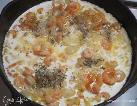 Влить в сковороду 200 мл сливок. Посолить, поперчить, добавить орегано.