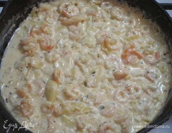 Нагревать 2-3 минуты на сильном огне. Соус должен загустеть.