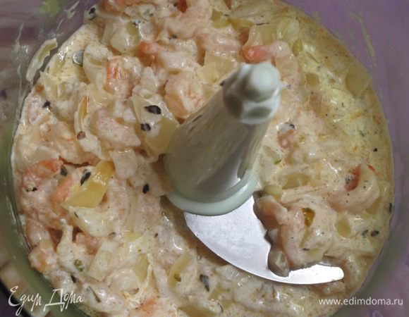 Выложить соус в блендер.