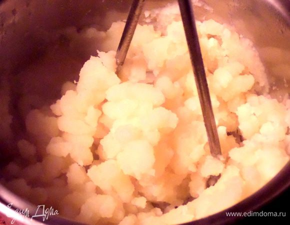 Ставим вариться подсоленный картофель,сливаем почти всю жидкость и разомнём толкушкой в крутое пюре. Варёного картофеля нужно 300 г, но мне не дали вверху так записать...