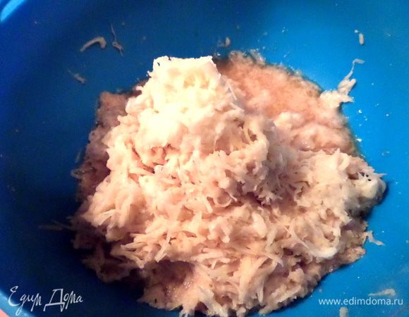 Сырой картофель лучше натереть на мелкой тёрке, не сливая сок пока.