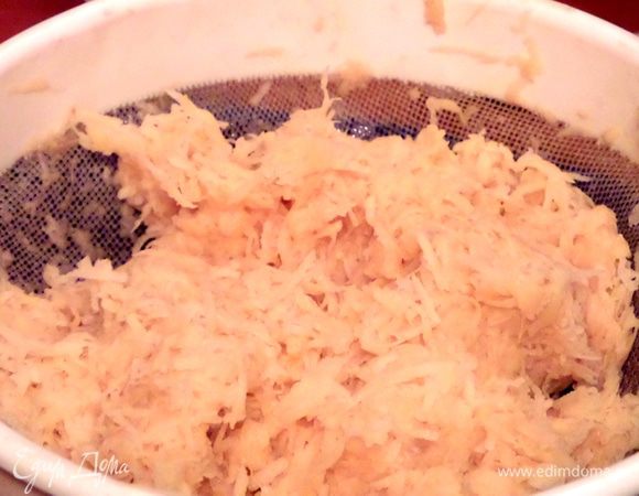 Ставим сито над миской и очень тщательно отжимаем в нём картофель. Миску отставляем в сторону.