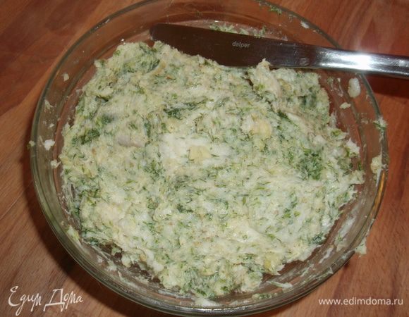 Сало отделяем от шкурки и нарезаем небольшими кусочками, чистим орехи, чеснок, все преремалываем в мясорубке вместе с зеленью (я люблю побольше) и немного перчика чили по вкусу, затем добавляем соль и перец и всё хорошо перемешиваем.