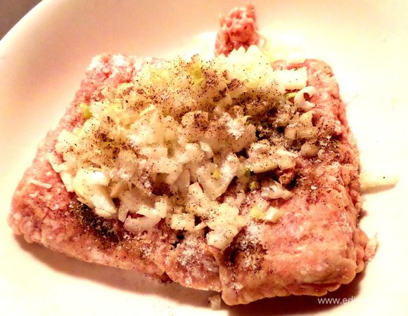 В это время можно добавить в фарш (у меня было 0.5 кг свиного фарша) мелко порезанный лук,+соль,перец. 