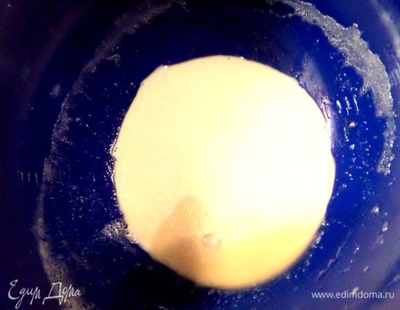 Теперь сливаем всю жидкость, чтобы завладеть ценным крахмалом)))