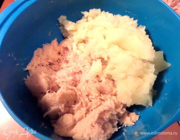 Соединяем оба вида картофеля вместе.