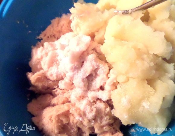 Добавляем крахмал со дна миски (примерно столовая ложка!), солим по вкусу.