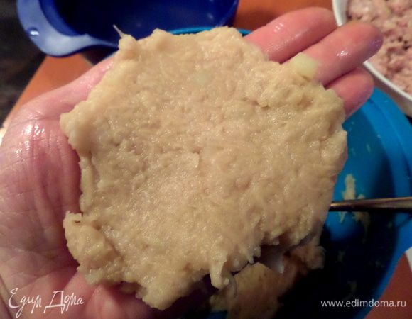 Сразу скажу,что классические цеппелины большие, но мне нравятся (как и голубцы) небольшого размера, да и проварятся они быстрее))) Делаем на мокрой ладони (рядом ставим миску с водой) вот такую лепёшку, разравниваем ложкой.