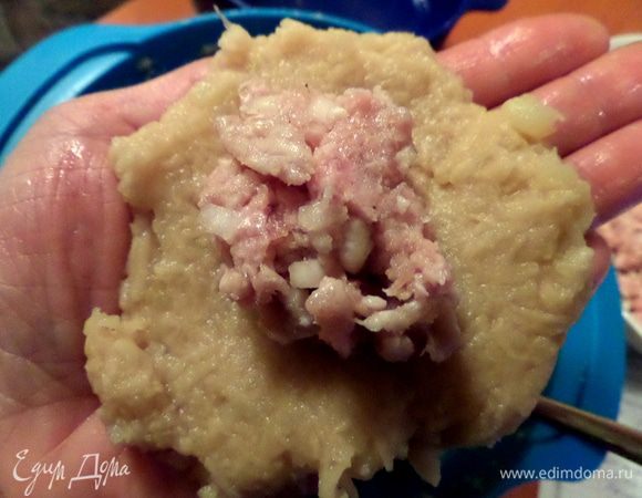 Кладём немного фарша...