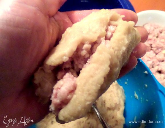 Смачиваем вторую руку и помогаем закрыть-спрятать начинку.