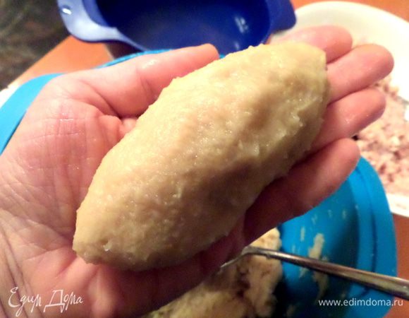 Перекидываем между ладонями несколько раз наш цеппелинчик, чтобы сгладить все швы (на манер сырничков!).