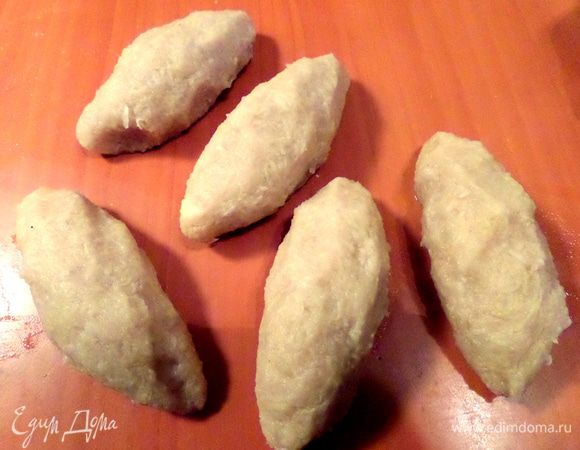 Выкладываем на гладкую поверхность или сразу кладём в горячую воду.