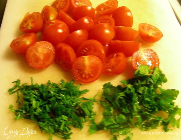 Помидорчики режем напополам. Зелень рубим.