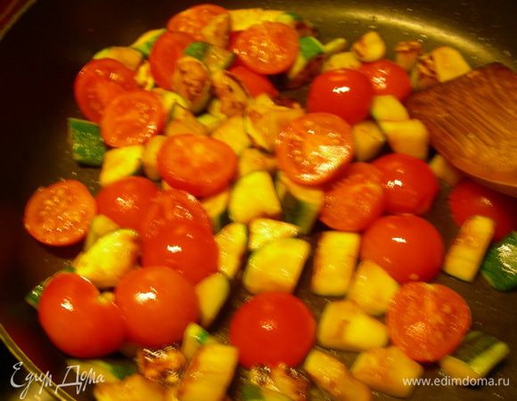 Добавляем их к цуккини и готовим пару минут.
