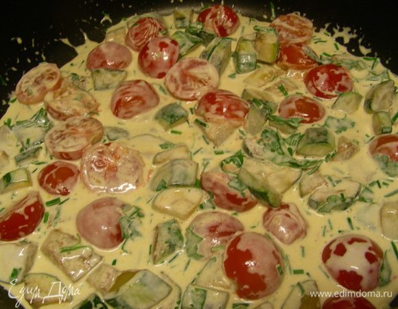 Добавляем сметану и прогреваем все несколько минут. Солим, перчим по вкусу. 
