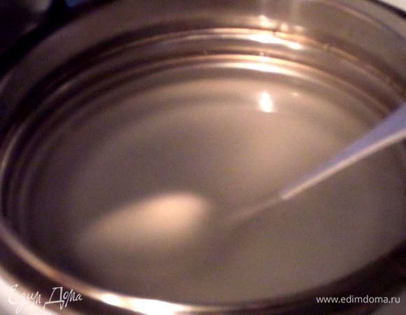 И выливаем в горячую воду на огне,помешивая.