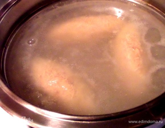 Опускаем по одному цеппелины и не трогаем,только если прилипнут ко дну. Когда всплывут, варим минут 15, слегка поворачивая в воде. Крупные варим 20 минут. Чтобы не помять форму, варим не все сразу!