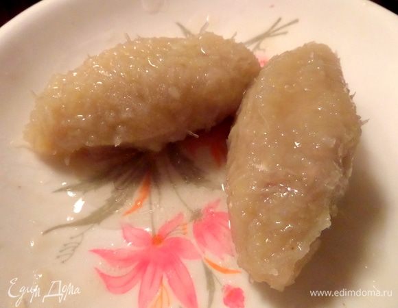 Вот готовы первые! Осторожно вынимаем без жидкости в тарелку. Они очень нежные,но когда постоят, немного уплотнятся.